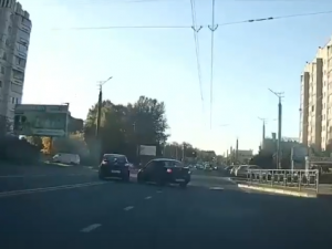 На Краснином шоссе водитель едва не спровоцировал аварию (видео)